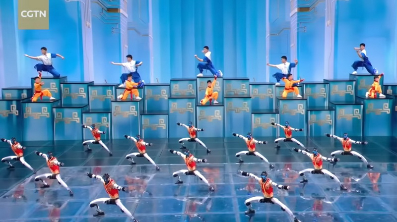 أظهرت الصين روبوتات هومانويد في العرض الرئيسي للعام الجديد، معبّرة عن فن الكونغ فو لديهم