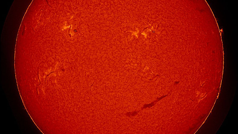 أصبح الشمس رمزًا ضاحكًا هائلاً يبتسم لنا من الأعلى.