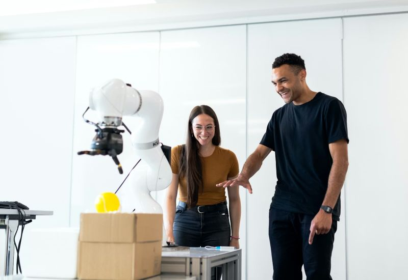 نصف الشركات التي استبدلت موظفيها بالبوتات الذكاء الاصطناعي تخطط لإعادة الموظفين في عام 2025