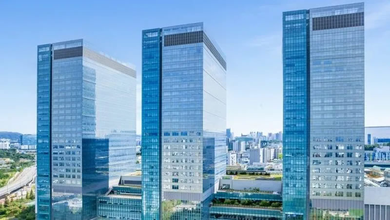 سوف تقوم سامسونج بإطلاق شحنات واسعة للذاكرة HBM4 في فبراير، متجاوزة منافسيها