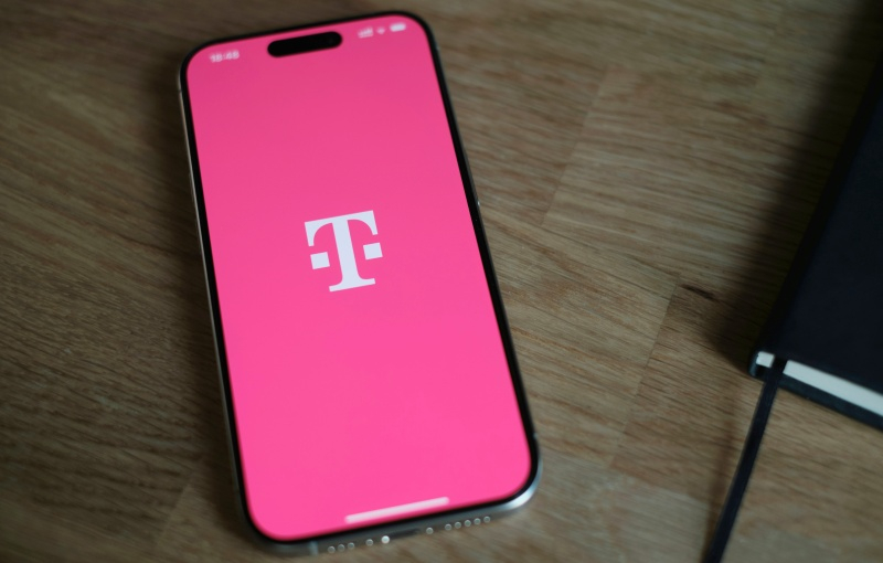 تقوم شركة T-Mobile بتطبيق ترجمة الذكاء الاصطناعي للمكالمات في الوقت الحقيقي إلى أكثر من ٥٠ لغة، دون الحاجة لتطبيقات طرف ثالث