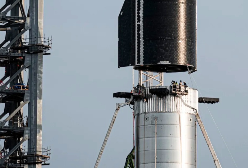 يُوفي عامل شركة SpaceX في موقع البناء قبل أيام قليلة من انطلاق ستارشيب، وتبحث السلطات عن سبب الحادثة.