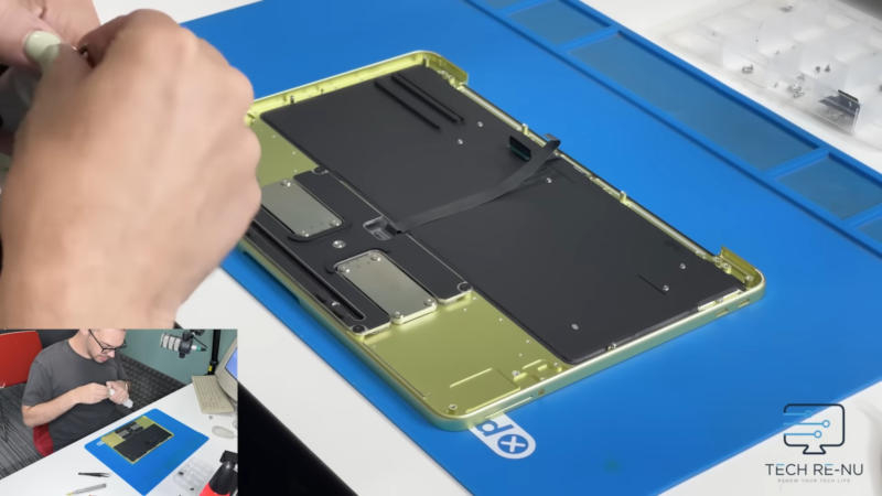 أصبح جهاز Apple MacBook Neo أبسط مما كان متوقعًا—حتى البطارية لم تُلصق.