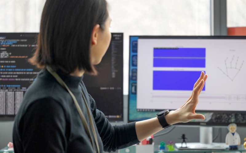 استخدم الباحثون الذكاء الاصطناعي لتحويل الساعات الذكية العادية إلى جهاز لقياس حركات اليد بدقة