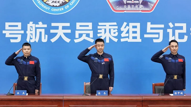 شق في نافذة سفينة فضاء: وصف طاقم شينزو-20 عملية إخلاء إنقاذ من المدار