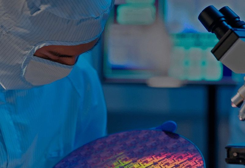 تستثمر الشركات الآسيوية 136 مليار دولار في بناء مصانع لتصنيع الرقائق، مما يسرّع وتيرة تطوير قطاع الذكاء الاصطناعي.