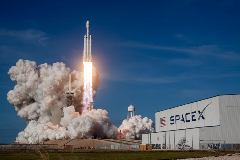 شركة SpaceX أنهت عام 2025 بأرباح قدرها 8 مليارات دولار، وعند طرح أسهمها في البورصة قد تتجاوز قيمة الشركة 1.5 ترليون دولار.