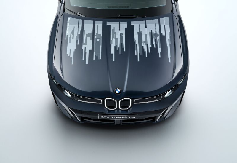 تُظهر نسخة BMW iX3 Flow Edition غطاء السيارة الذي يغير لونه باستخدام تقنية "الحبر الإلكتروني".