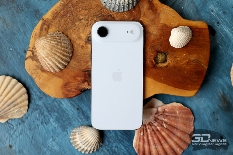 السلطات البرازيلية تفرض على شركة أبل غرامة مرة أخرى بسبب عدم توفير محول الطاقة مع مجموعة جهاز الآيفون.