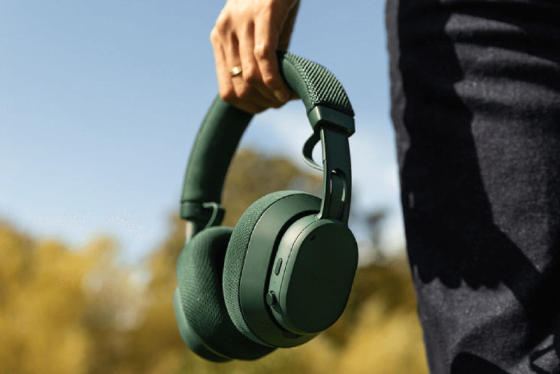 قامت شركة iFixit بوضع AirPods Max 2 في فئة "صعوبة الإصلاح"، مُقدّرة أدائها بمستوى أربعة نقاط من أصل عشرة.
