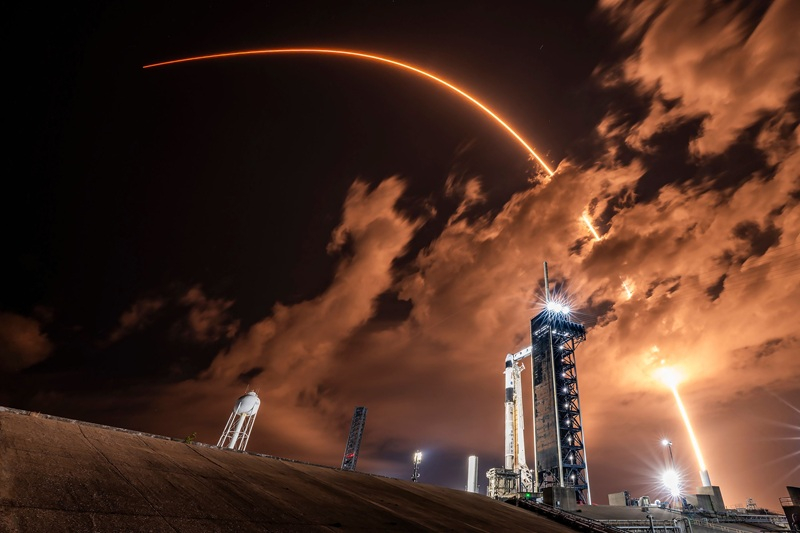 نقدت هيئة التنظيم FCC شركة أمازون: أولاً أطلقوا أقمارهم الخاصة، ثم ارفعوا الشكوى ضد سبيس إكس.