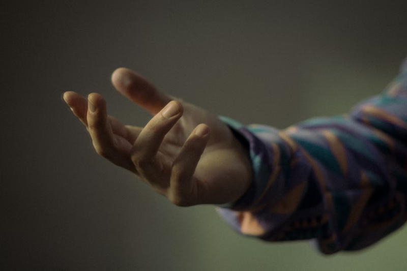 تعلمت شركة Apple الذكاء الاصطناعي التعرف على المصافحة غير المألوفة استنادًا إلى إشارات EMG.