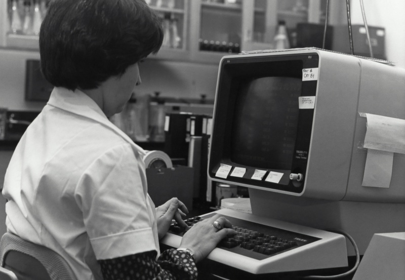 سيقلّ مبيعات الحواسيب الشخصية العالمية بنسبة 5٪ بسبب ارتفاع تكلفة الذاكرة، بينما يبقى الخيار الوحيد هو أبل وقطاعات الألعاب.