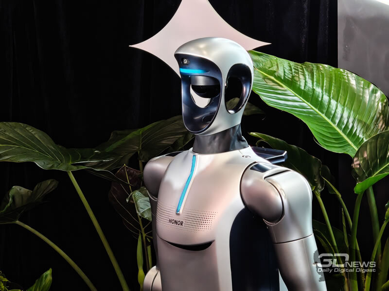 تقدمت شركة أُورانز بتقديم أول روبوت يؤدي الرقص ويؤدي الباك فليب.