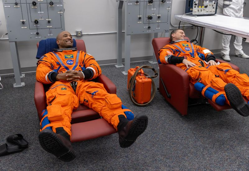 تسمح ناسا الآن للرواد بحمل هواتف iPhone معهم أثناء مهمة أرتميس الثانية إلى القمر