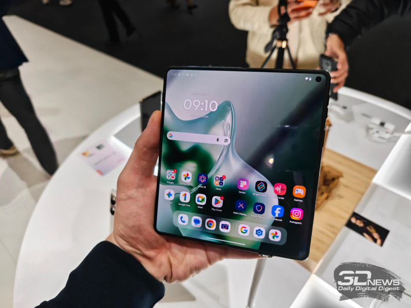 تقدم موتورولا هاتفًا مرنًا جديدًا يُدعى ريزر فولد