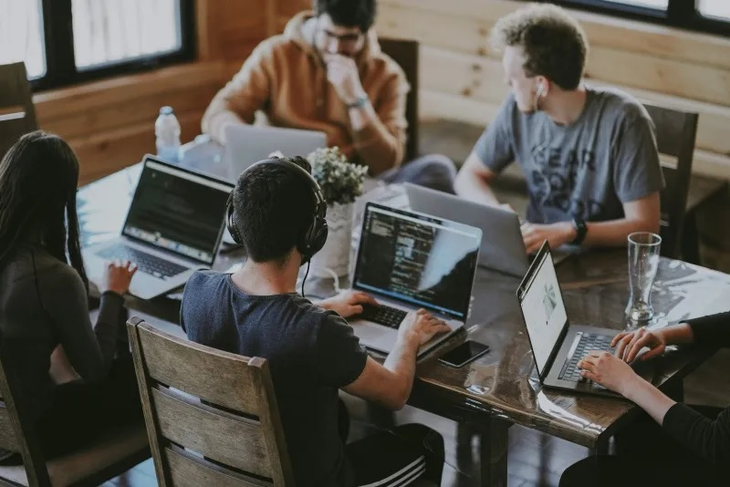 انخفضت الأسهم المتعددة على ٩٪، بينما سترتفع أسهم ألفابت بنسبة ٧٪ - كلا الشركتين يعززان استثماراتهما في الذكاء الاصطناعي.