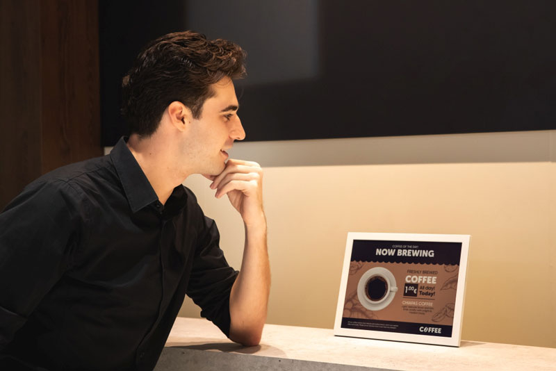 تُقدّم سامسونج شاشتها الفريدة من نوعها بنظام الـ E‑Ink، المزودة بحبر إلكتروني ملون مُصنع من الفيتوبلانكتون.