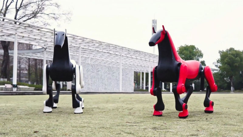 صمّم مهندسون صينيون "روبوكنيا"، جهاز قادر على نقل سائق يزن حتى ٥٠ كغ عبر تضاريس شاسعة