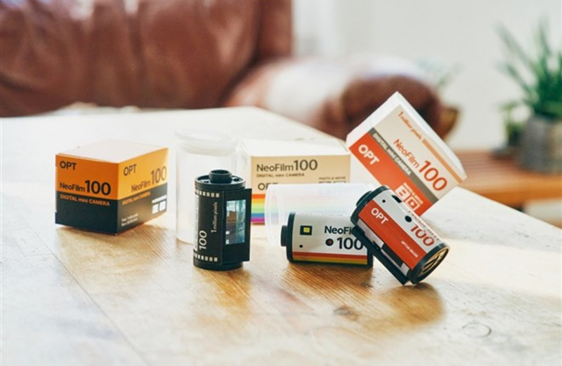 كاميرا رقمية مفاتيح OPT100 Neo Film في اليابان على شكل لفافة فيلم 35 مم