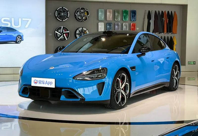 يظهر Xiaomi SU7 بعد تحديث التصميم بصورة جديدة ويعد بقدرة على القيادة حتى 902 كم.