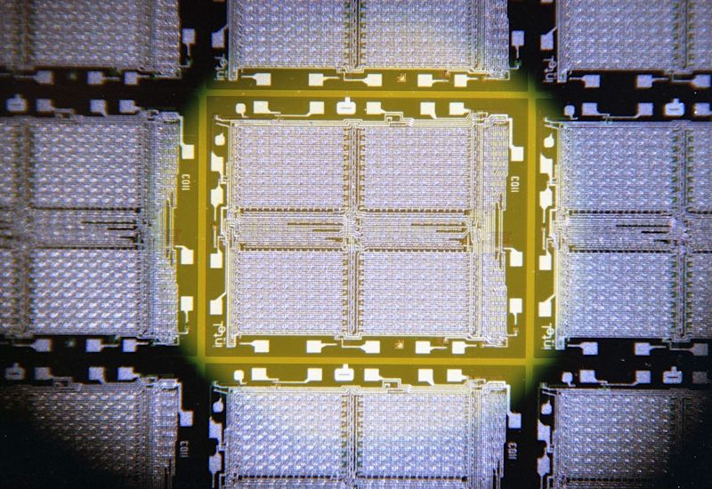 تخطط شركة إنتل بالتعاون مع سافت بانك لإطلاق بديل لذاكرة HBM بحلول عام 2029